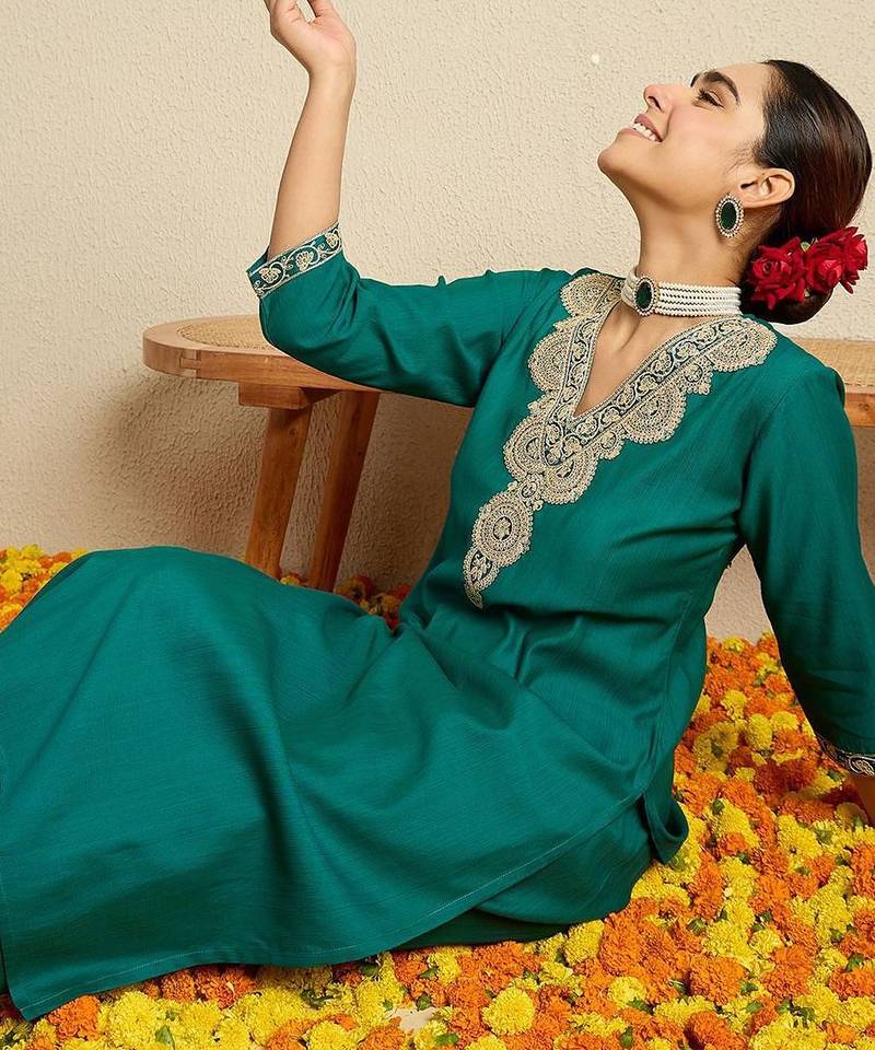 Women Ethnic Motifs Embroidered V-Neck Regular Sequinned Kurta with Trousers