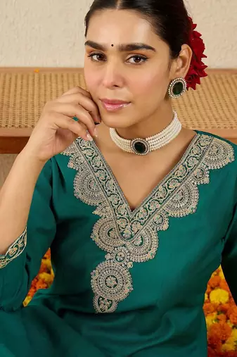 Women Ethnic Motifs Embroidered V-Neck Regular Sequinned Kurta with Trousers