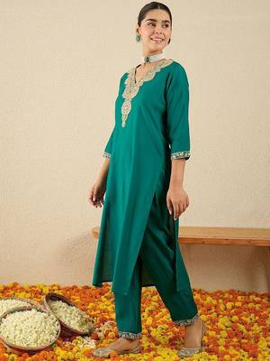 Women Ethnic Motifs Embroidered V-Neck Regular Sequinned Kurta with Trousers 4