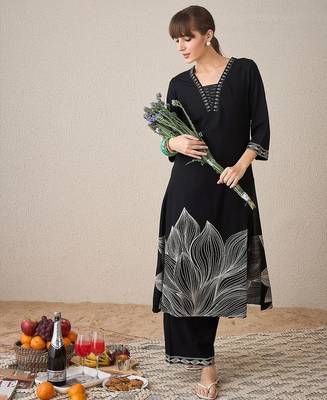 Women Floral Printed Regular Thread Work Kurta with Trousers 1