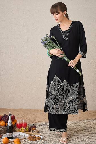 Women Floral Printed Regular Thread Work Kurta with Trousers