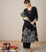 Women Floral Printed Regular Thread Work Kurta with Trousers