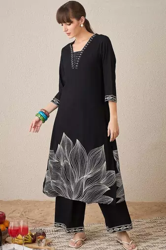 Women Floral Printed Regular Thread Work Kurta with Trousers