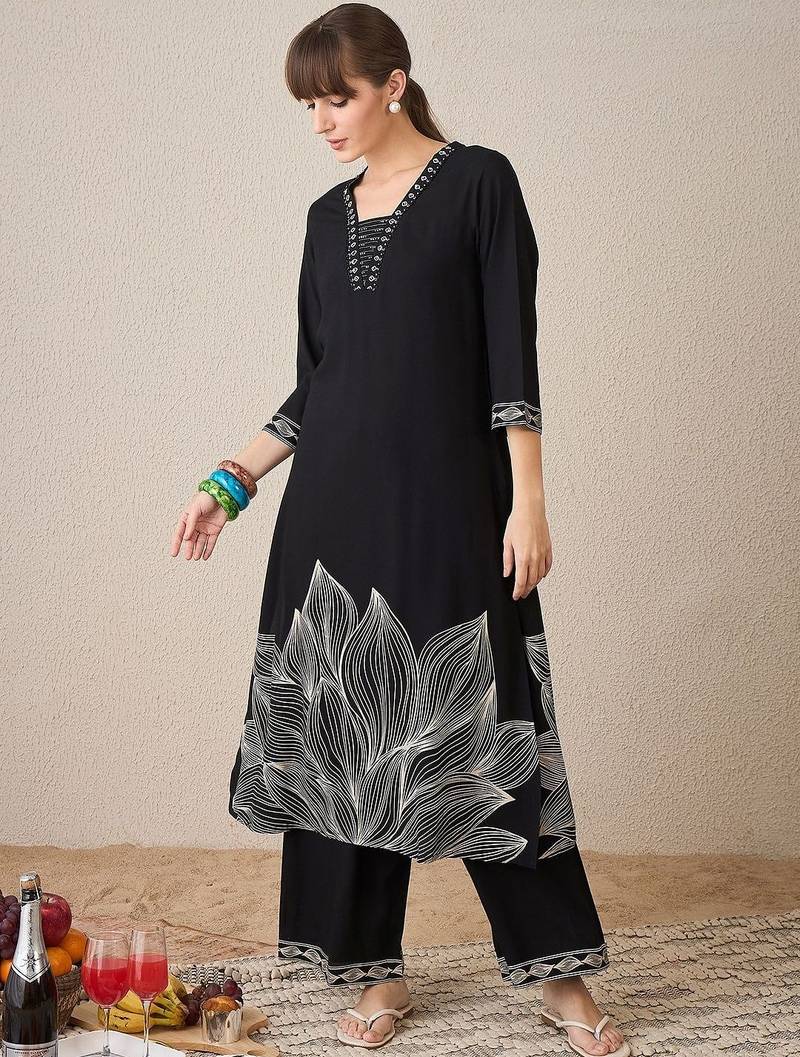 Women Floral Printed Regular Thread Work Kurta with Trousers