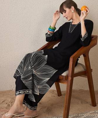 Women Floral Printed Regular Thread Work Kurta with Trousers 4