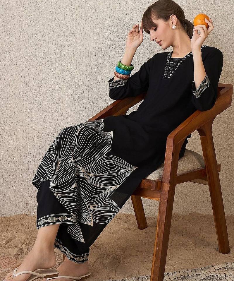 Women Floral Printed Regular Thread Work Kurta with Trousers