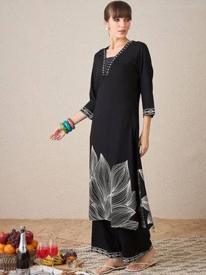 Women Floral Printed Regular Thread Work Kurta with Trousers 5