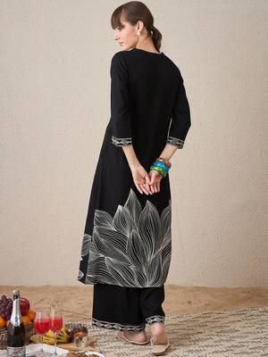 Women Floral Printed Regular Thread Work Kurta with Trousers 6