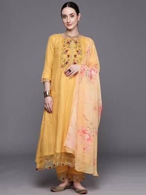 Floral Embroidered Regular Thread Work Pure Cotton Kurta With Trousers & Dupatta 5