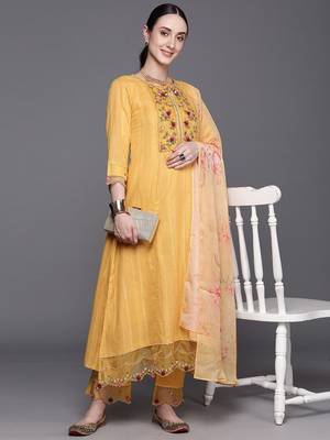 Floral Embroidered Regular Thread Work Pure Cotton Kurta With Trousers & Dupatta 8