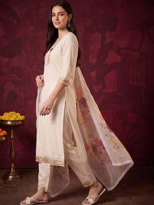 Women Floral Embroidered Regular Thread Work Kurta with Trousers & With Dupatta 3