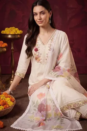 Women Floral Embroidered Regular Thread Work Kurta with Trousers & With Dupatta
