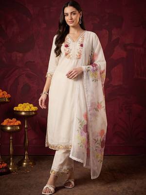 Women Floral Embroidered Regular Thread Work Kurta with Trousers & With Dupatta 6