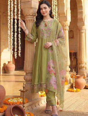 Women Floral Embroidered Regular Thread Work Liva Kurta with Trousers & With Dupatta 1