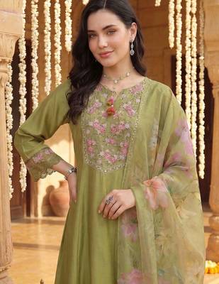 Women Floral Embroidered Regular Thread Work Liva Kurta with Trousers & With Dupatta 2