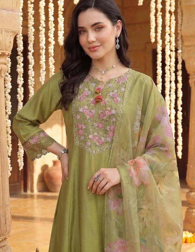 Women Floral Embroidered Regular Thread Work Liva Kurta with Trousers & With Dupatta