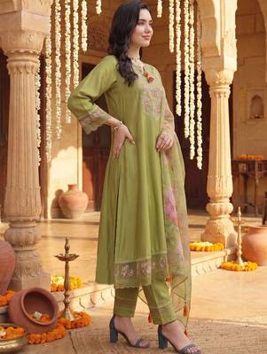 Women Floral Embroidered Regular Thread Work Liva Kurta with Trousers & With Dupatta 3