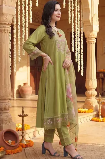 Women Floral Embroidered Regular Thread Work Liva Kurta with Trousers & With Dupatta