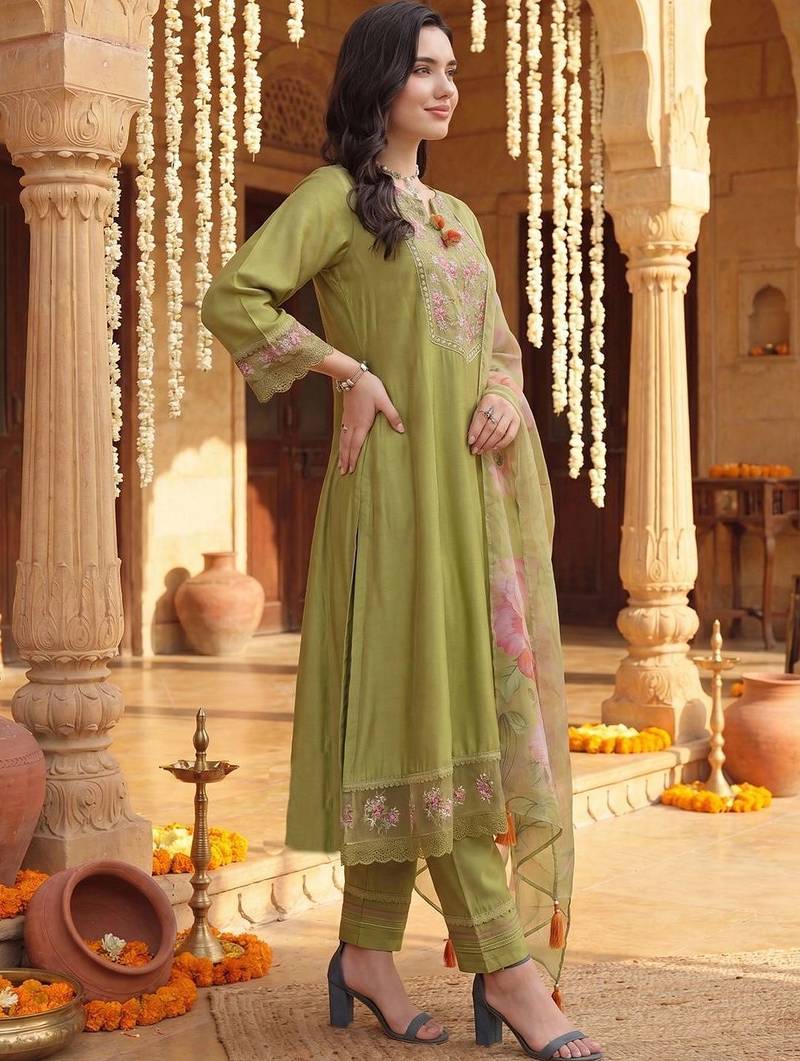 Women Floral Embroidered Regular Thread Work Liva Kurta with Trousers & With Dupatta