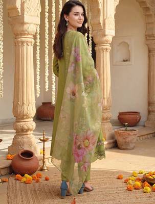 Women Floral Embroidered Regular Thread Work Liva Kurta with Trousers & With Dupatta 4