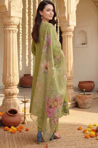 Women Floral Embroidered Regular Thread Work Liva Kurta with Trousers & With Dupatta