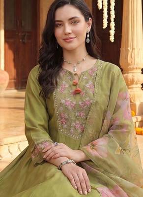 Women Floral Embroidered Regular Thread Work Liva Kurta with Trousers & With Dupatta 5