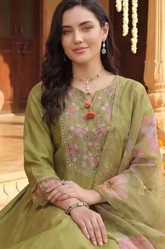Women Floral Embroidered Regular Thread Work Liva Kurta with Trousers & With Dupatta