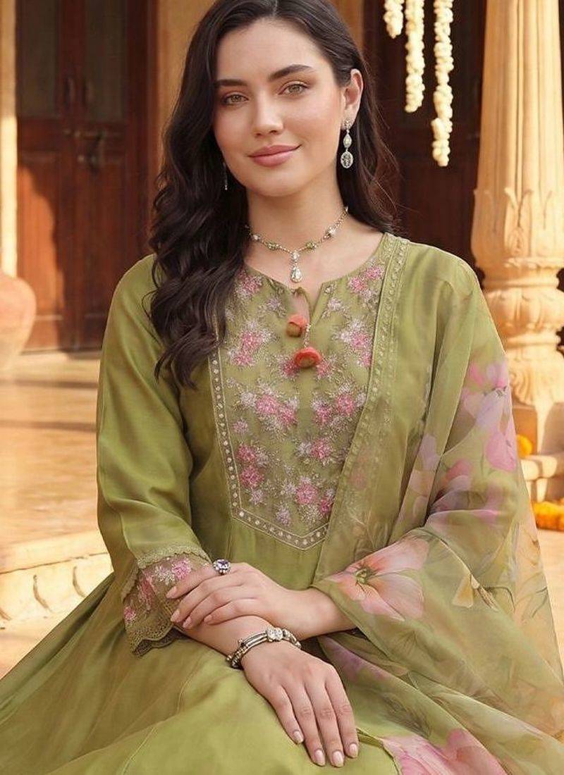 Women Floral Embroidered Regular Thread Work Liva Kurta with Trousers & With Dupatta