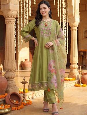 Women Floral Embroidered Regular Thread Work Liva Kurta with Trousers & With Dupatta 6