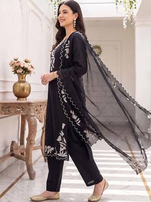 Women Floral Embroidered Regular Sequinned Kurta with Trousers & With Dupatta 3