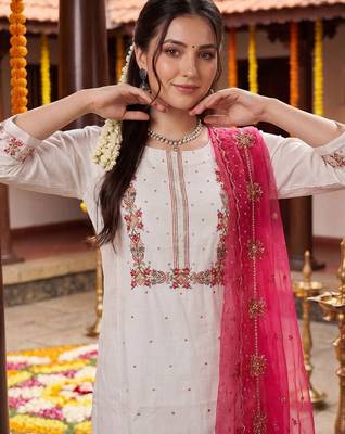 Women Floral Embroidered Regular Thread Work Kurta with Trousers & With Dupatta 2
