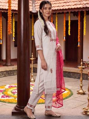 Women Floral Embroidered Regular Thread Work Kurta with Trousers & With Dupatta 3