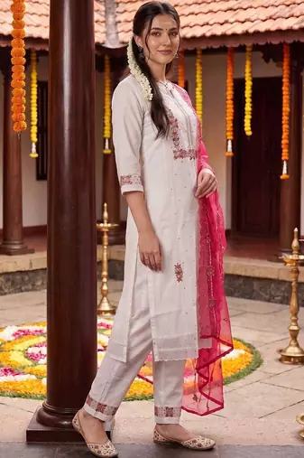 Women Floral Embroidered Regular Thread Work Kurta with Trousers & With Dupatta