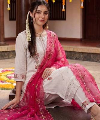 Women Floral Embroidered Regular Thread Work Kurta with Trousers & With Dupatta 5