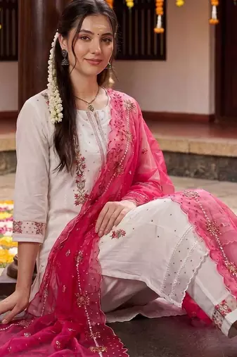 Women Floral Embroidered Regular Thread Work Kurta with Trousers & With Dupatta