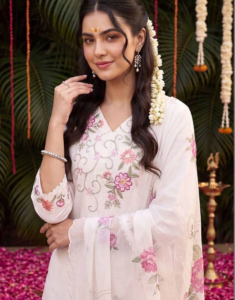 Women Floral Embroidered Regular Thread Work Kurta with Trousers & With Dupatta