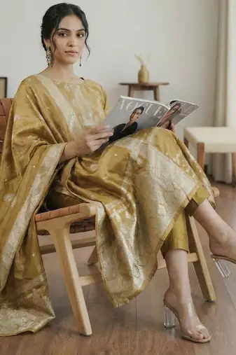 Women Regular Kurta with Trousers & With Dupatta