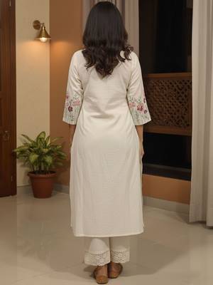 Women Floral Embroidered Regular Thread Work Kurta with Trousers 3