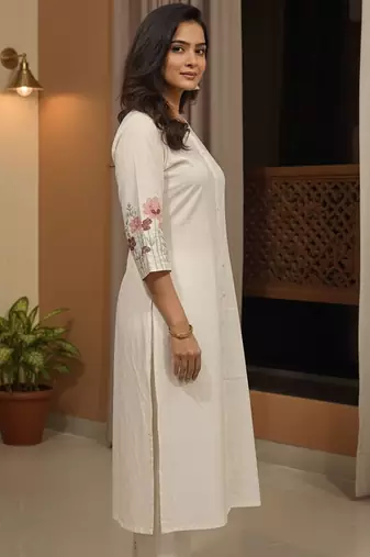 Women Floral Embroidered Regular Thread Work Kurta with Trousers
