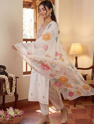 Women Floral Embroidered Regular Thread Work Kurta with Trousers & With Dupatta 2