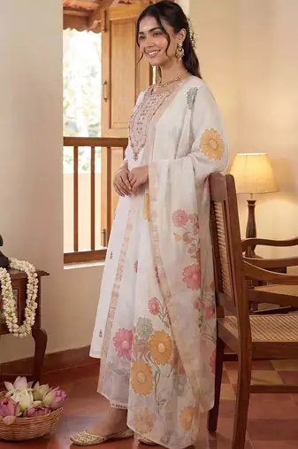 Women Floral Embroidered Regular Thread Work Kurta with Trousers & With Dupatta