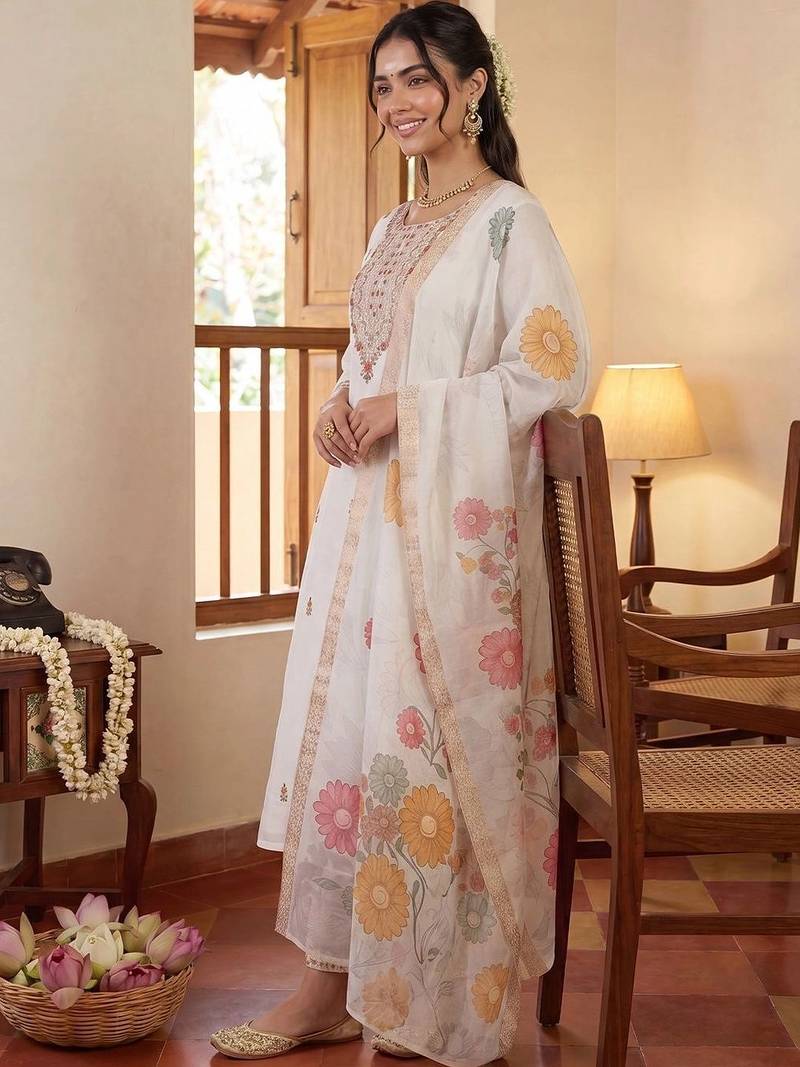 Women Floral Embroidered Regular Thread Work Kurta with Trousers & With Dupatta