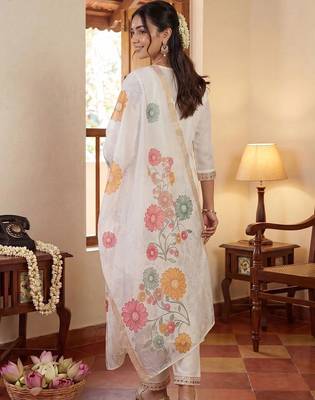 Women Floral Embroidered Regular Thread Work Kurta with Trousers & With Dupatta 4
