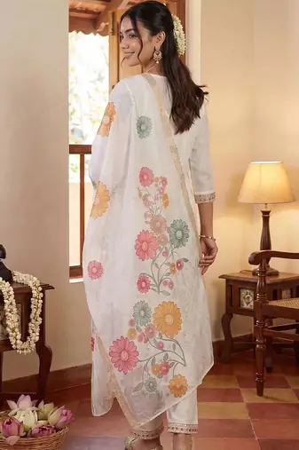 Women Floral Embroidered Regular Thread Work Kurta with Trousers & With Dupatta