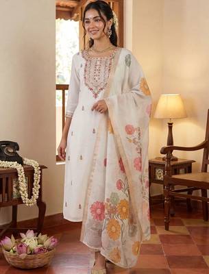 Women Floral Embroidered Regular Thread Work Kurta with Trousers & With Dupatta 6