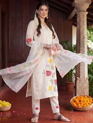 Women Floral Embroidered Regular Thread Work Kurta with Trousers & With Dupatta 1