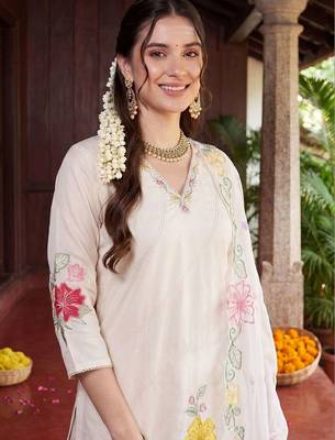 Women Floral Embroidered Regular Thread Work Kurta with Trousers & With Dupatta 2