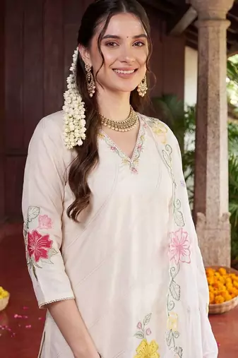 Women Floral Embroidered Regular Thread Work Kurta with Trousers & With Dupatta