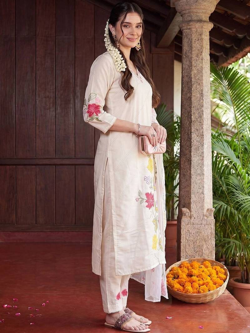 Women Floral Embroidered Regular Thread Work Kurta with Trousers & With Dupatta