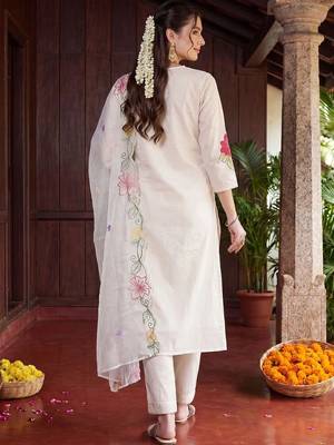 Women Floral Embroidered Regular Thread Work Kurta with Trousers & With Dupatta 4